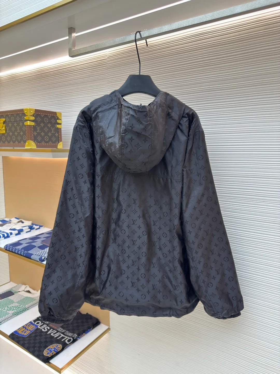 LOUIS VUITTON double-sided windproof pin jacket ●Authentic product: purchased and developed for 22800 ●Item number: 1680472-C55 ●Fabric: polyester fiber fabric ●Technology: jacquard ●Version: fitted version ●Weight: about 565 grams ●Size: 44-46-48-50 ●Description: The solid color fabric is made of nylon encrypted matt twill fabric, and the jacquard fabric on the other side is made of 50D nylon yarn-dyed jacquard fabric. The solid color front panel is laser-burned, hand-made of white copper, with a triangle pin with logo and glossy finish. The front panel pocket uses a hardware keychain to hang a folding clothing tag, and the jacquard letters on the front chest placket are made of single-piece flowing pure It is cut by hand to restore the flower, and all the pieces are numbered. The pockets are also cut with the restored flower number. The fabric is relatively light and silky, and it takes time to cut accurately. The front and center are equipped with a double-circulation puller 5# orbital zipper. The hem and the hood are worn with spiral elastic ropes with ring anti-slip buckles, square pig nose buckles with logo, and all holes are punched with hardware and logo on the cloth-colored cornrows.